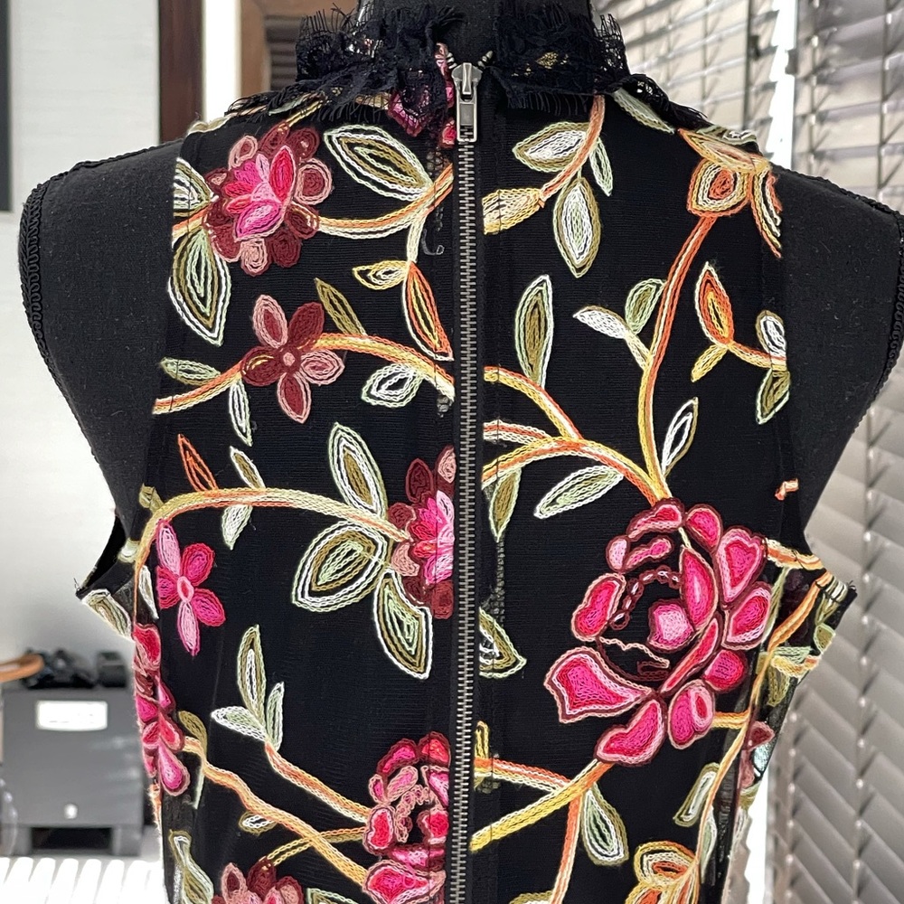 Embroidered romper - Picture 4 of 10